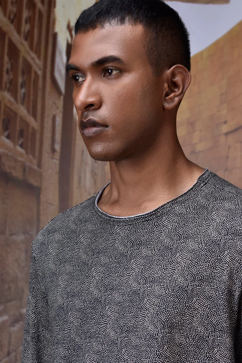 جينات ليكوانت هيمانت تيشيرت قطني أسود بأكمام طويلة ونقش دقيق